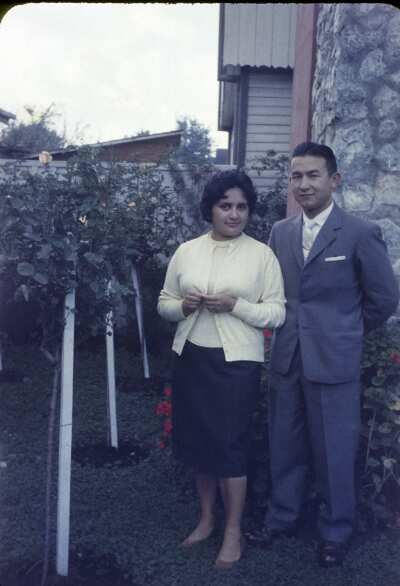 Retrato de plano entero de Lucrecia Fuentes junto a Yoyi Koda Rost, en el patio de una casa