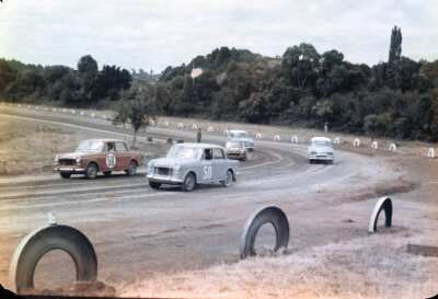Plano entero de 5 autos de carrera en autódromo Vegas de Quilaco de La Unión