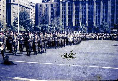 plano general de Carabineros formados en hileras en una avenida rodeada de edificios