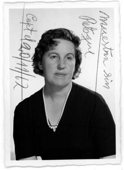 Retrato de estudio de Plano medio largo de una mujer con Vestido, posando sentada mientras mira hacia la parte superior del cuadro