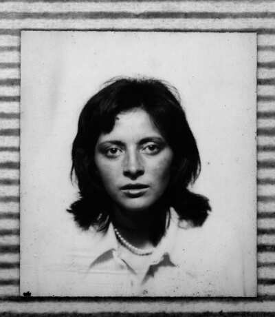 Retrato primer plano de mujer adulta.