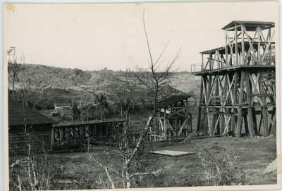 plano general de una obra en construcción. El lugar corresponde al interior de la Compañía Carbonífera San Pedro de Catamutún y la fotografía fue tomada durante una visita de la gobernadora de la Unión, Olga Boettcher, al lugar.