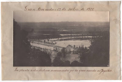 Vista desde las alturas de la planta hidroeléctrica del Llollelhue durante la avenida del río en 1922