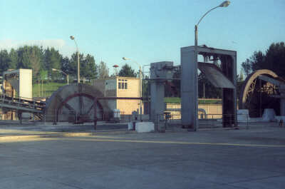Plano general una maquinaria ubicada en el exterior de una industria no identificada