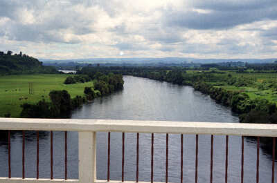 Vista superior del río Bueno en dirección oeste, fotografiado desde el puente de la ruta 5 sur.