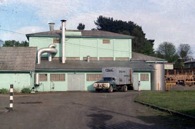 plano general de un camión descargando en una de las dependencias de la planta de la Colun