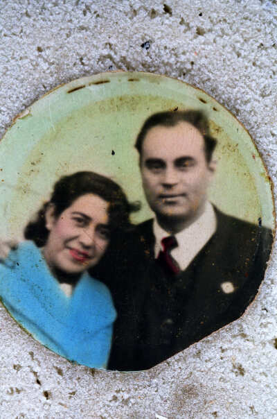 Retrato de plano medio de Tulio Pérez junto a su mujer Malili Santos Adriazola, ambos sonriendo