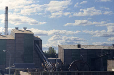 plano general de dos estructuras y maquinarias en el interior de la planta Colún