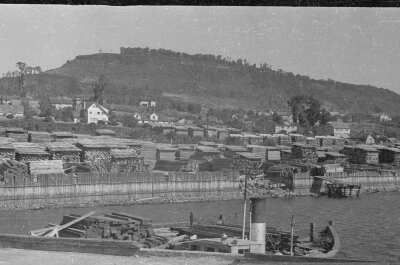 Vista general de embarcación, en el fondo se ve la costanera y casas en el cerro.