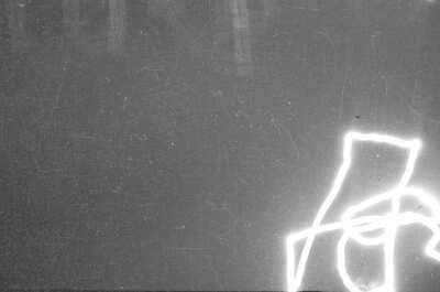 Plano entero de las ventanas de una casa durante la noche