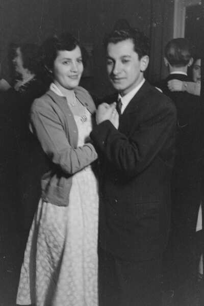 Retrato de plano entero de una mujer sentada en un sillón posando en el interior de una casa