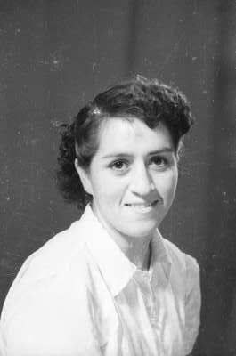 Retrato de estudio de Plano medio de mujer sentada de lado mirando hacia el frente