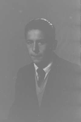 Retrato de estudio de Plano medio de Hombre de Medio perfil con Traje mirando hacia el frente