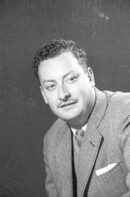 Retrato de estudio de Plano medio de un hombre de Traje y bigote posando de Medio perfil