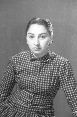 Retrato de estudio de Plano medio de Mujer con Vestido sentada mirando de frente