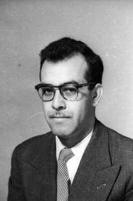 Retrato de estudio de Plano medio de un hombre de Traje y lentes, posando de frente