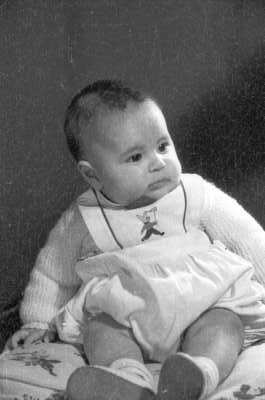Retrato de estudio de Plano medio de un bebé con Vestido, posando sentada de Medio perfil