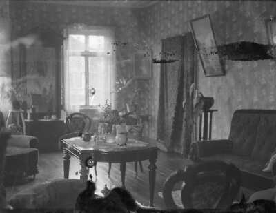 Plano general del interior de una casa - living o recibidor- decorado al estilo de fines del s.XIX