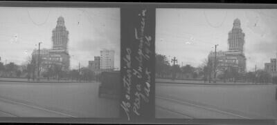 Imagen estereoscópica. Plano entero Palacio Salvo y plaza Independencia en Montevideo, Uruguay. Escrito en la placa 'Montevideo, Plaza Independencia año 1926'